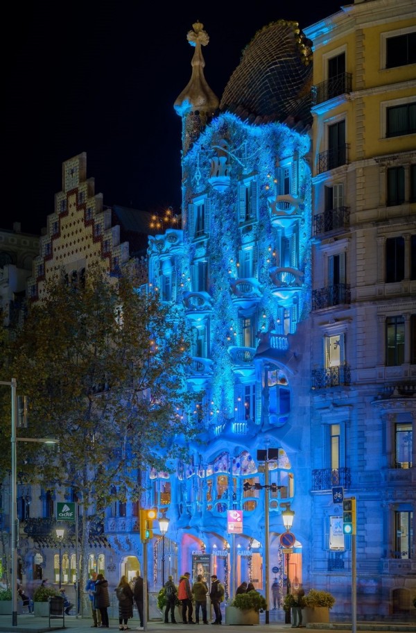 Cameo iluminó la fachada de la Casa Batlló de Gaudí