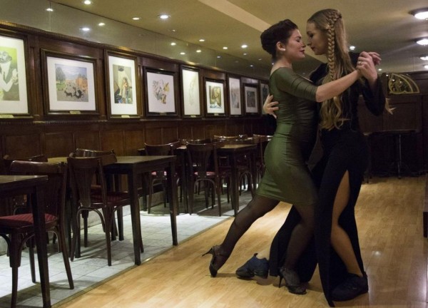 Dos mujeres bailan tango en pareja contra el machismo en el Mundial del Tango