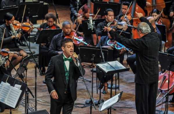 El 'vagamundo' Santiago Auserón canta en La Habana con la Sinfónica de Cuba