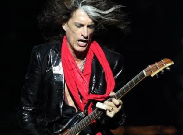 Hospitalizan al guitarrista de Aerosmith tras caerse en un directo