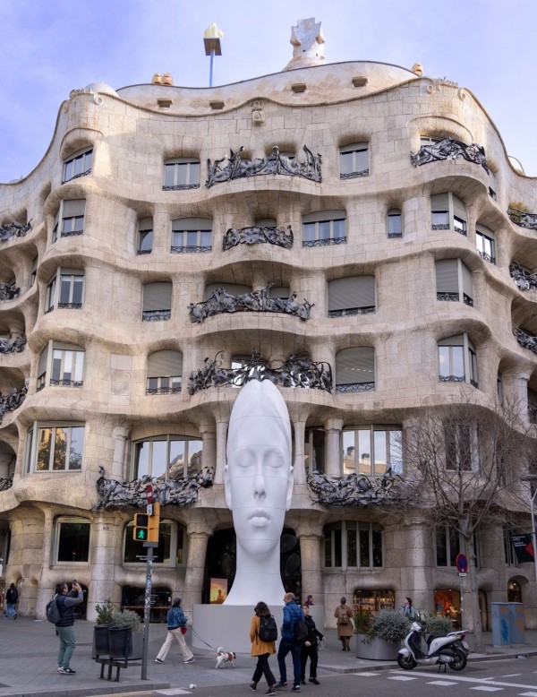 Banco Experto Recreación La 'Poesía del silencio' del escultor Jaume Plensa se expone en el edificio  de Gaudí 'La Pedrera' hasta el 23 de julio