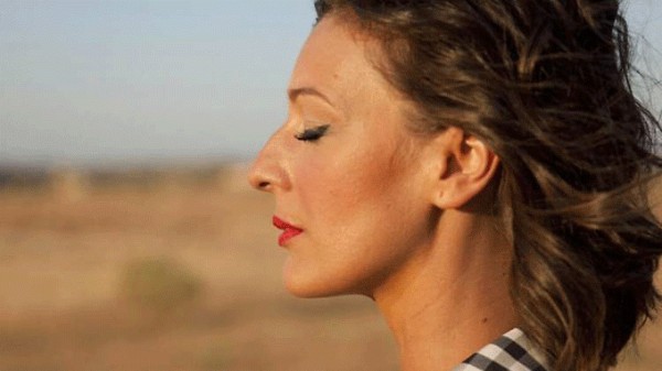 Mara Barros, habitual acompañante de Sabina, editará su álbum 'Por motivos personales' en junio
