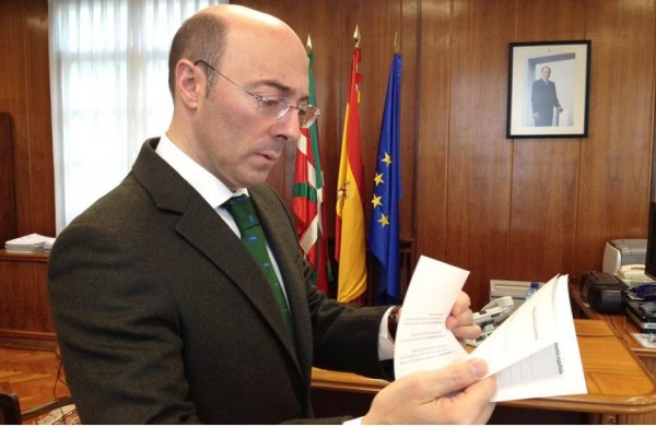 Relevan al delegado del Gobierno en el País Vasco tras descubrirle comprando en el 'top manta'