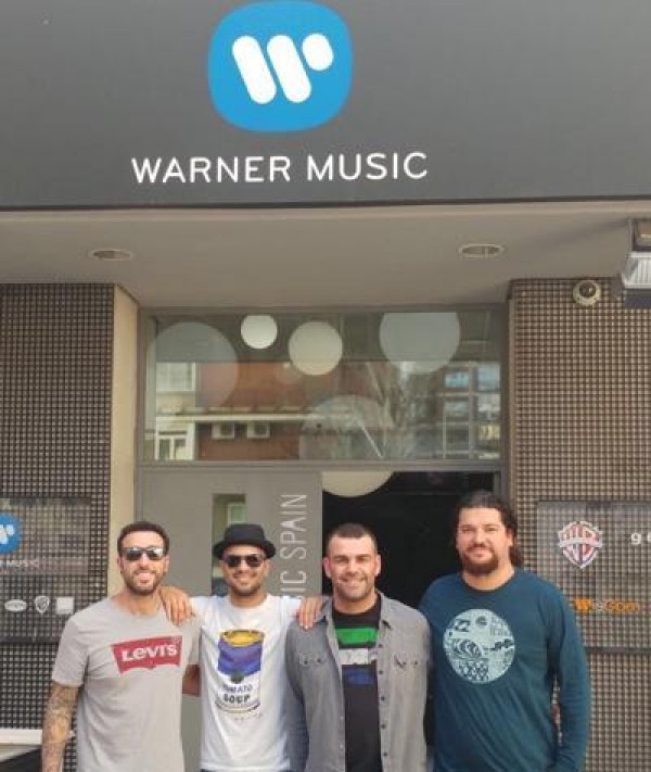 Warner Music firma con el grupo Efecto Pasillo 