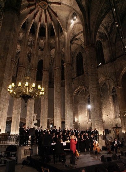 Marina Rossell y la Coral Sant Jordi ofrecieron el concierto inaugural de las campanas litúrgicas de Santa Maria del Mar