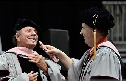 Julio Iglesias, investido doctor honoris causa en Berklee